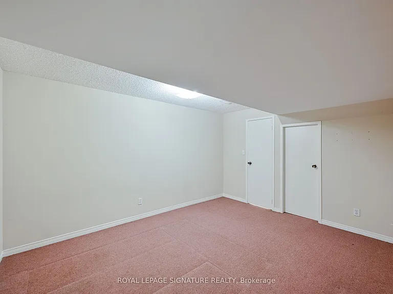 556 Farwell Cres #LOWER — Photo 26