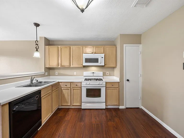 443 Willow West Dr — Photo 6