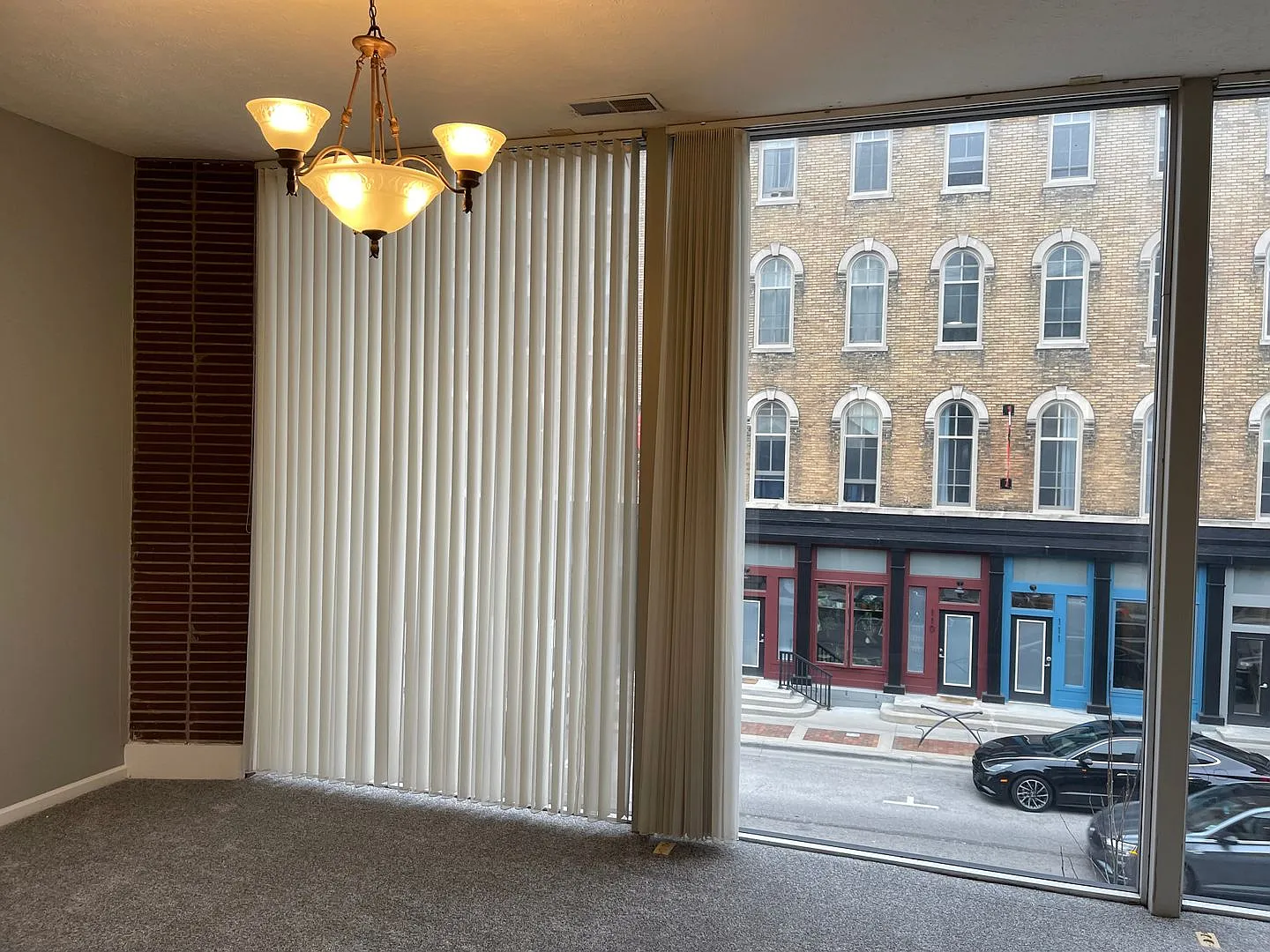 Large Downtown Condo — Photo 4