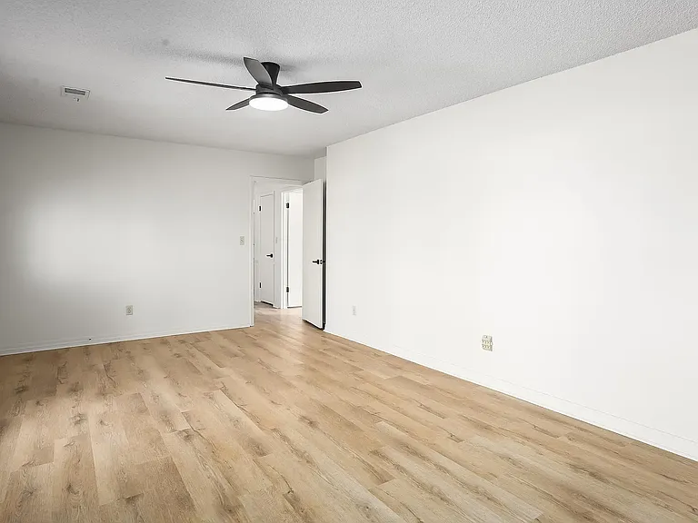 338 Travis Dr — Photo 6