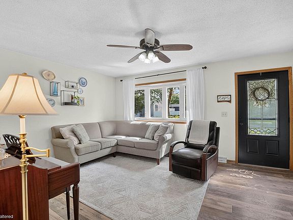 5th image of 1921 Carriage Hill Dr