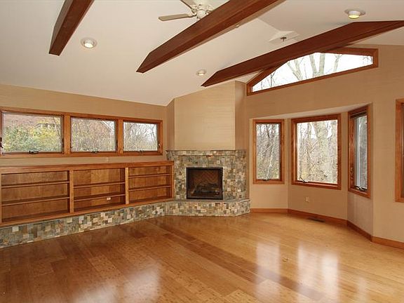 3rd image of 602 W Hanna Ave