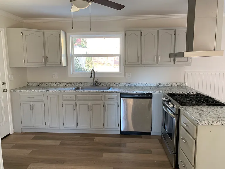 207 Auburn Dr — Photo 2