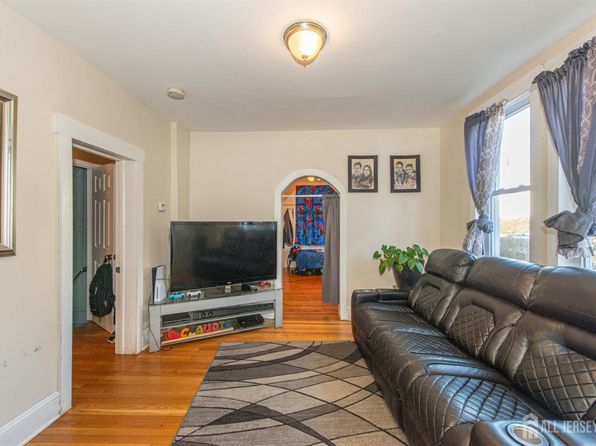 495 Bound Brook Rd, Dunellen, NJ 08812
