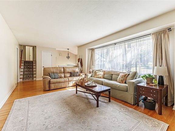 5th image of 42 Shirewood Dr