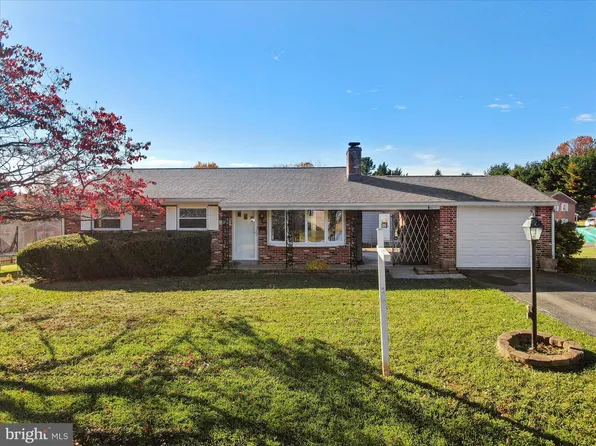 17623 Meadowood Dr, Hagerstown, MD 21740