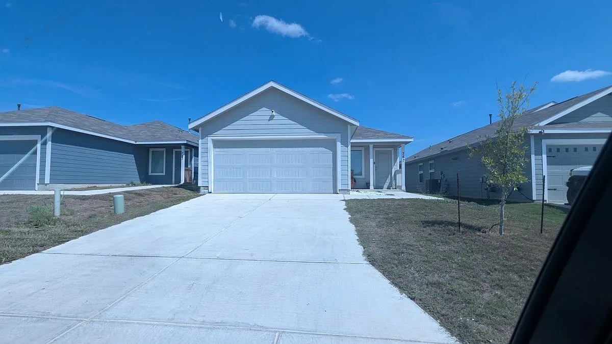 4 bed, 2.0 bath, 1600 sqft, $1,800 — Photo 1