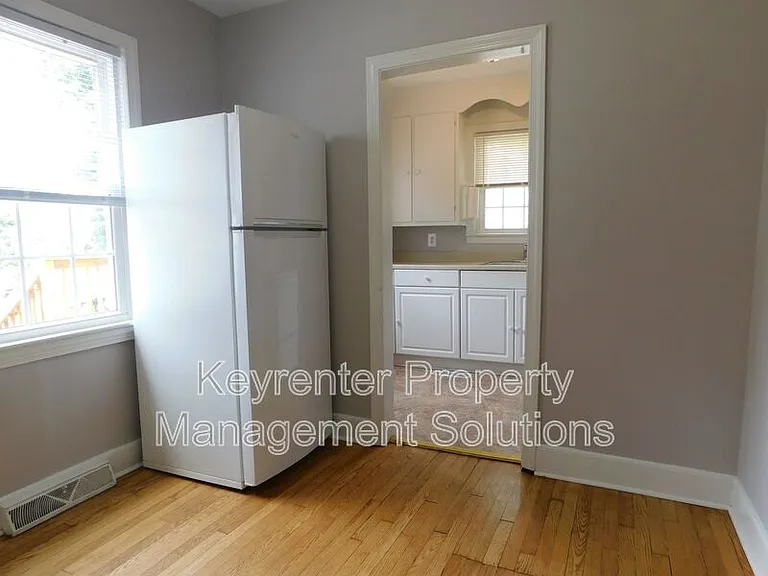 325 James Ave — Photo 23