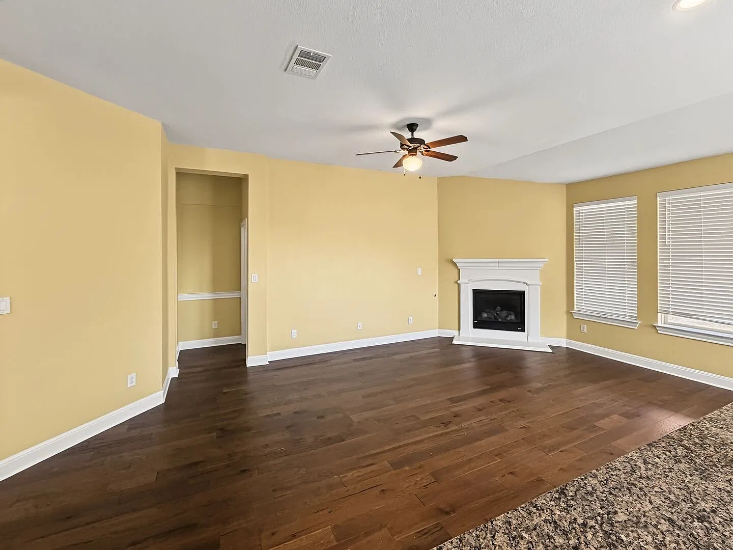 Beautiful 3 bedroom home with over 2,000 sq ft! — Photo 3