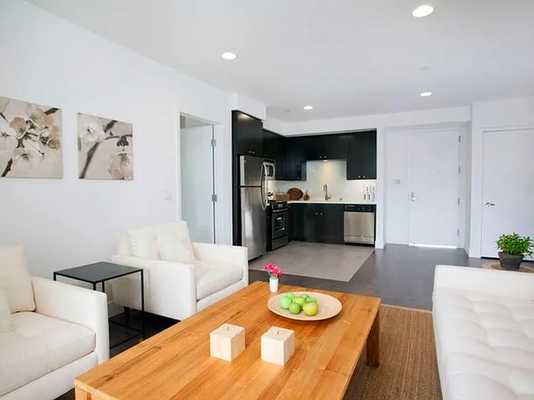 1800 Whitley — Photo 12