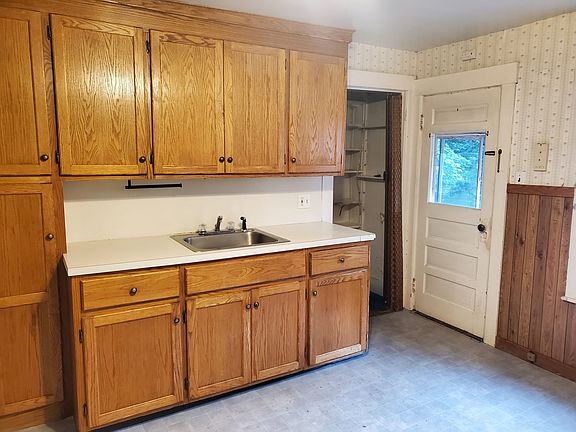 4th image of 56 Ash St