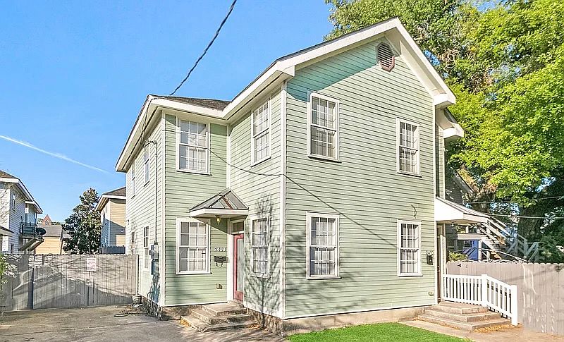 1st image of 2408 Oak Pl