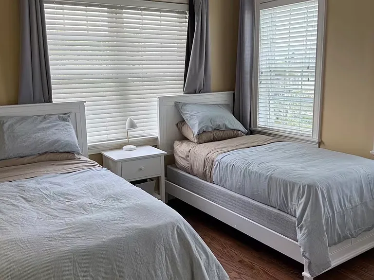 Downstairs bedroom #2. Two twin beds.