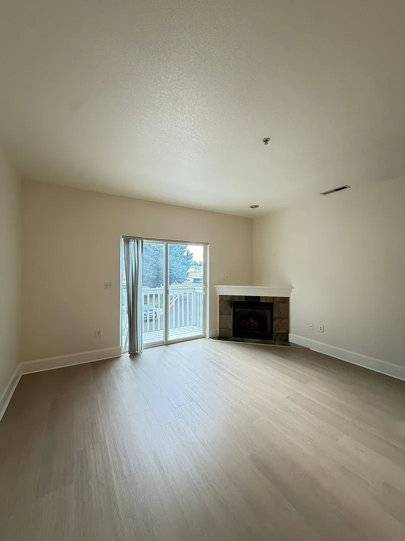 Beaverton TH. Huge 3rd bed/bonus room. Attached Garage- Close 2 Max — Photo 2