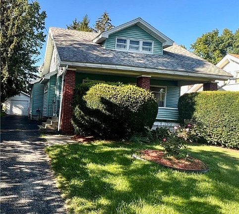 2nd image of 822 Woodford Ave