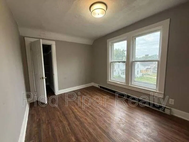 3 bed, 1.0 bath, 1310 sqft, $1,495 — Photo 4