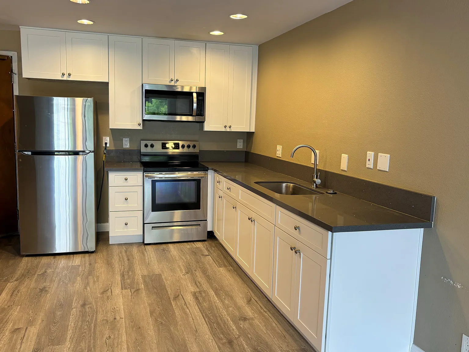2 bed, 1075 sqft, $3,200 — Photo 2