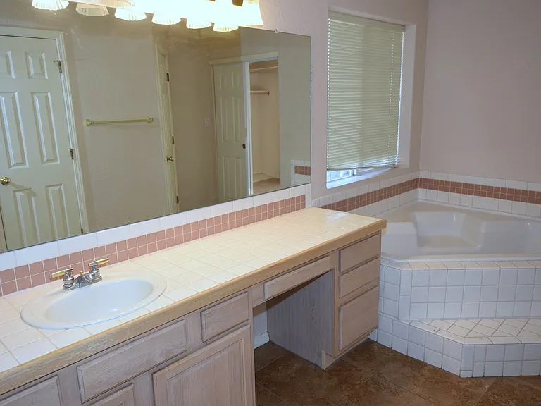 8615 Brighton Dr NE — Photo 20