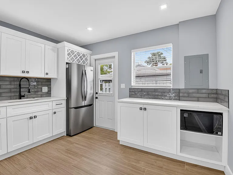 341 SE 3rd Ave — Photo 9