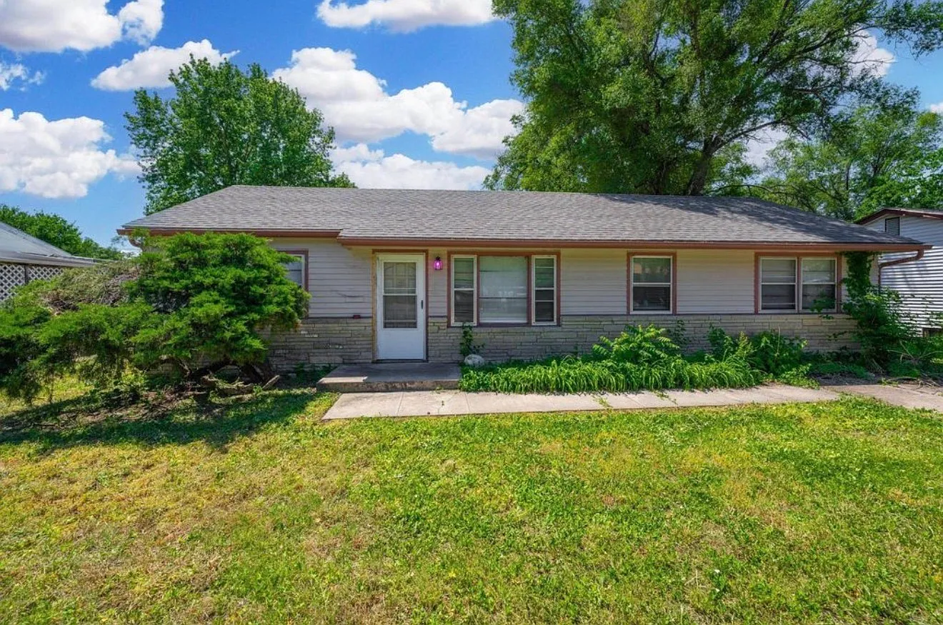 4 bed, 1176 sqft, $1,550 — Photo 1