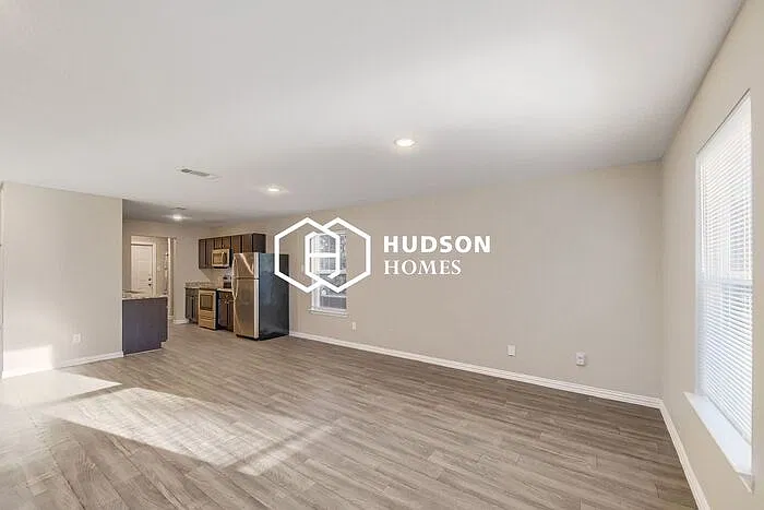 3 bed, 2.0 bath, 1090 sqft, $1,334 — Photo 4