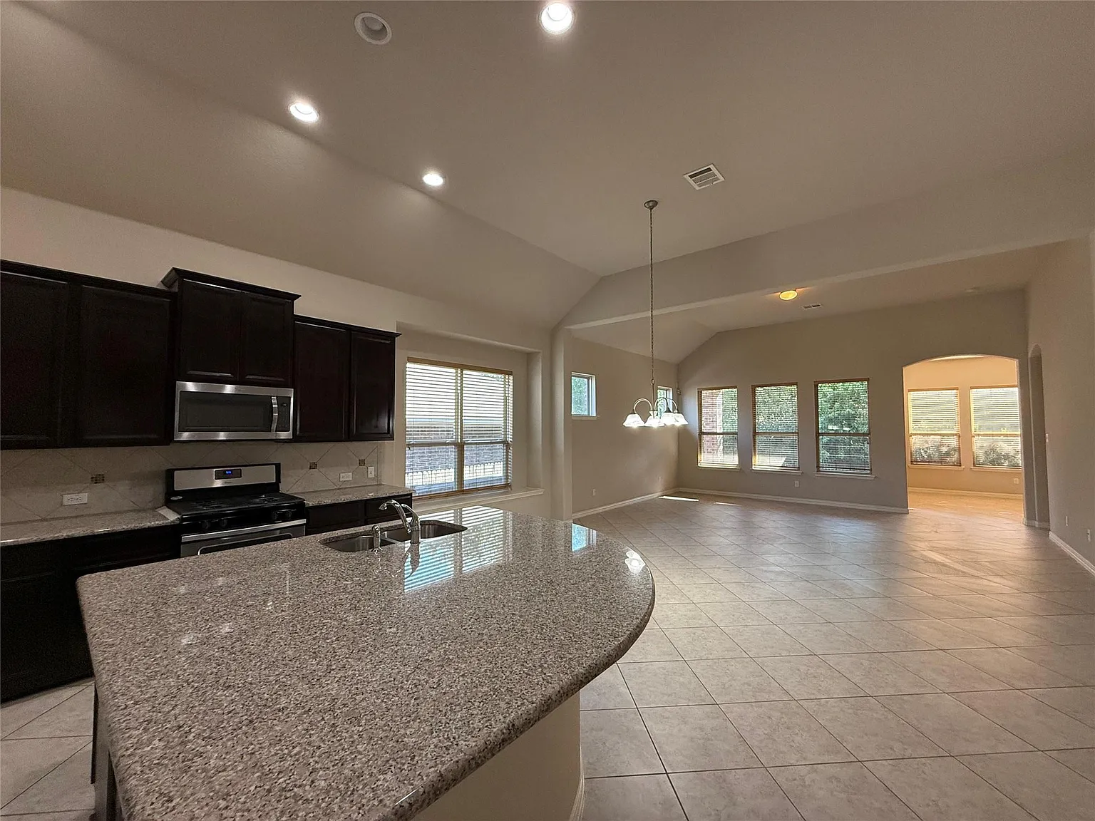 3 bed, 2.0 bath, 2086 sqft, $2,150 — Photo 3