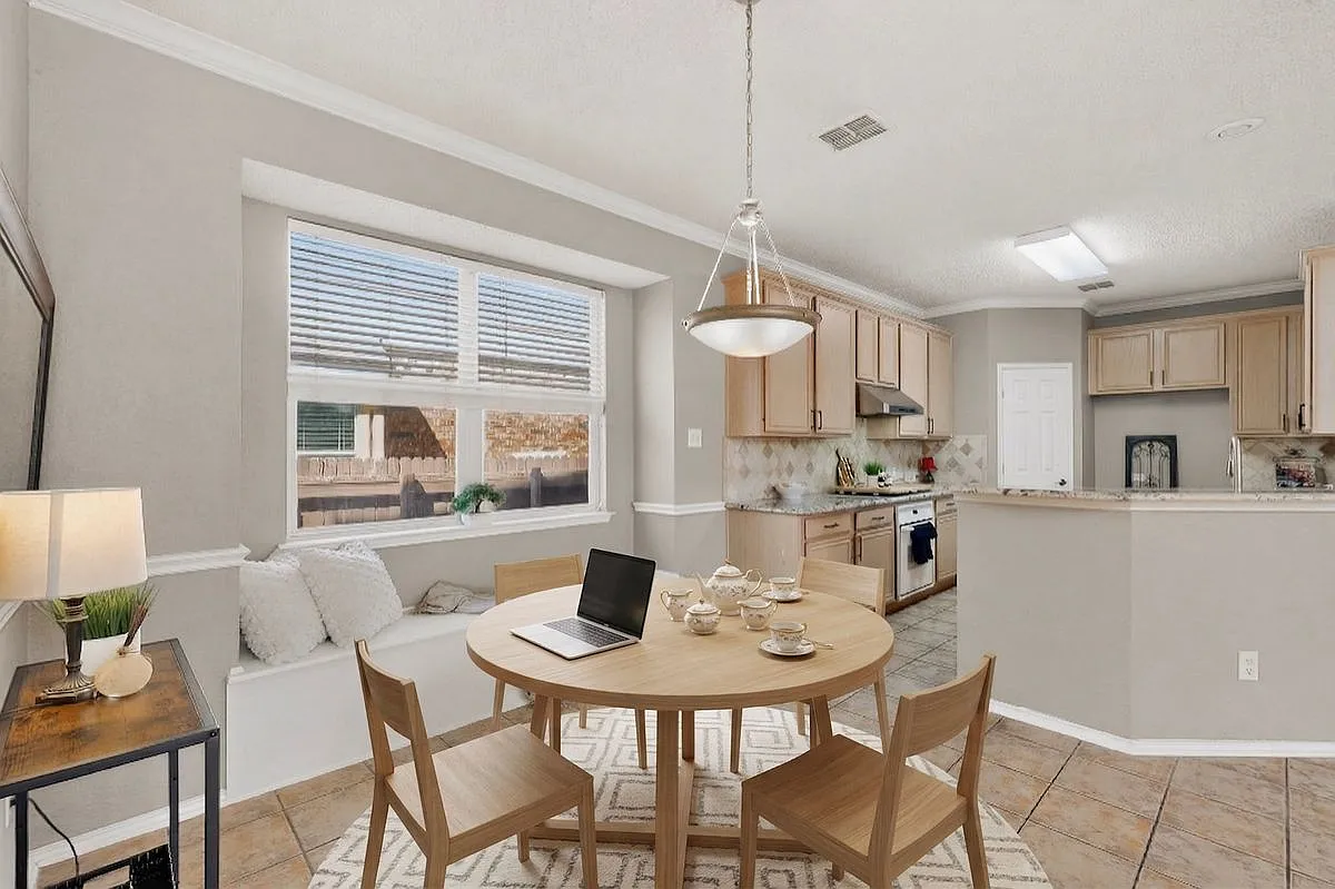 4 bed, 2.5 bath, 2474 sqft, $2,650 — Photo 3