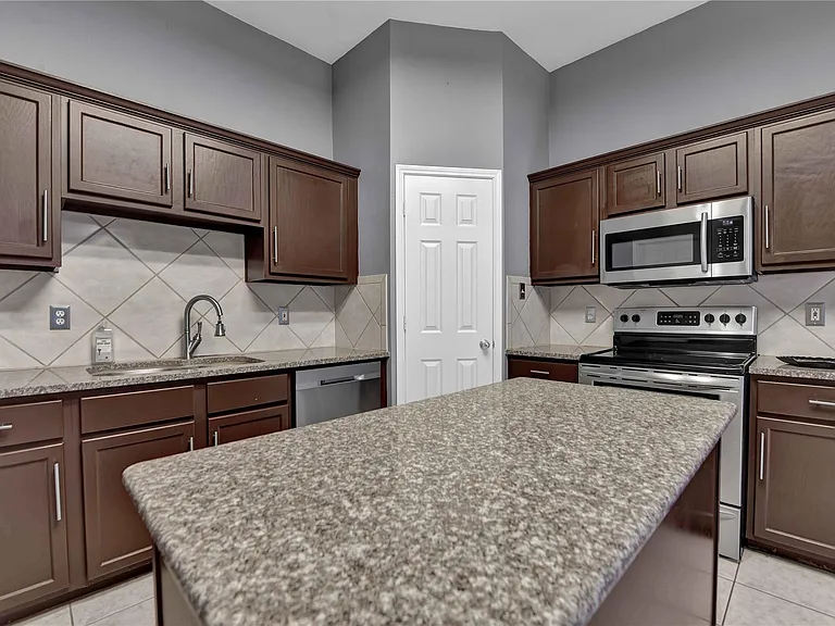 27186 Kings Manor Dr S — Photo 12