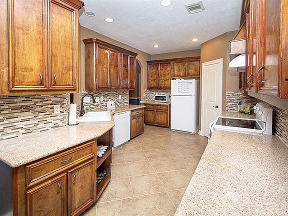 4th image of 10736 Twin Oak Dr