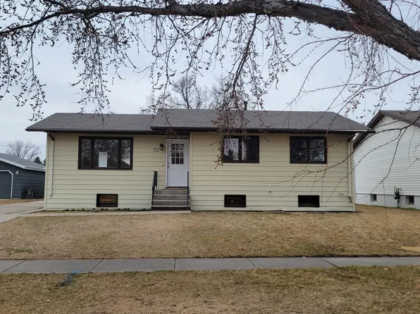 712 S 11th St, Bismarck, ND 58504