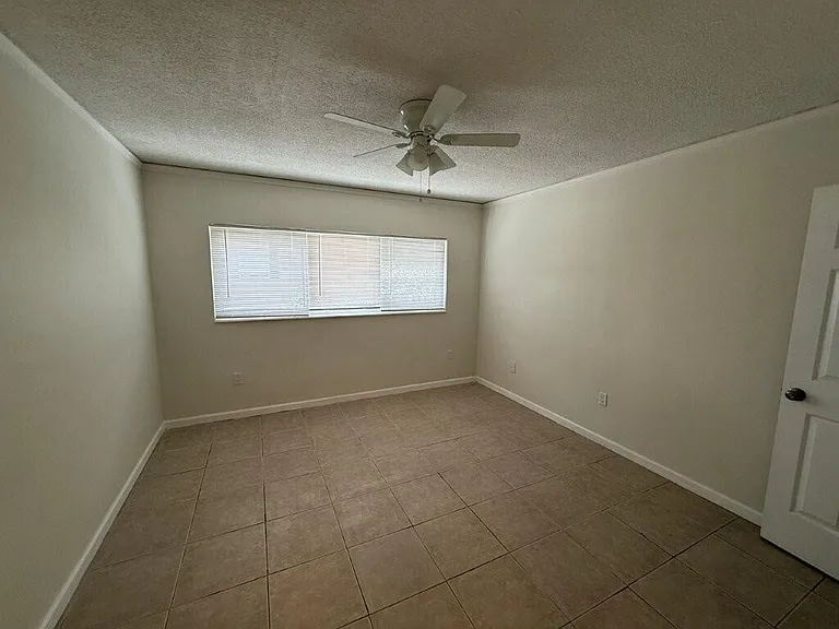 265 SW 7th St #4 — Photo 10