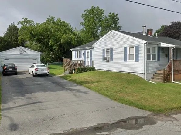 17 Center St, Dartmouth, MA 02748