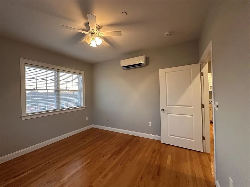 1 bed, 1.0 bath, 500 sqft, $1,900 — Photo 4