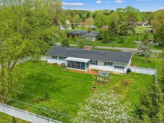 3rd image of 15 Sunset Ln