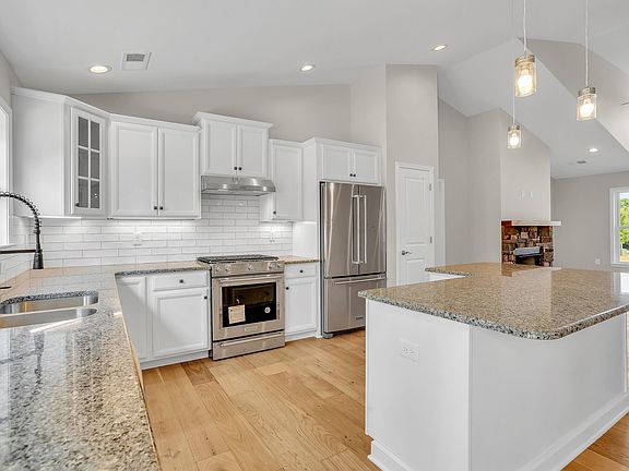 4th image of 724 Farm Dr