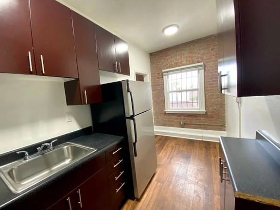 3rd image of 716 S Berendo St