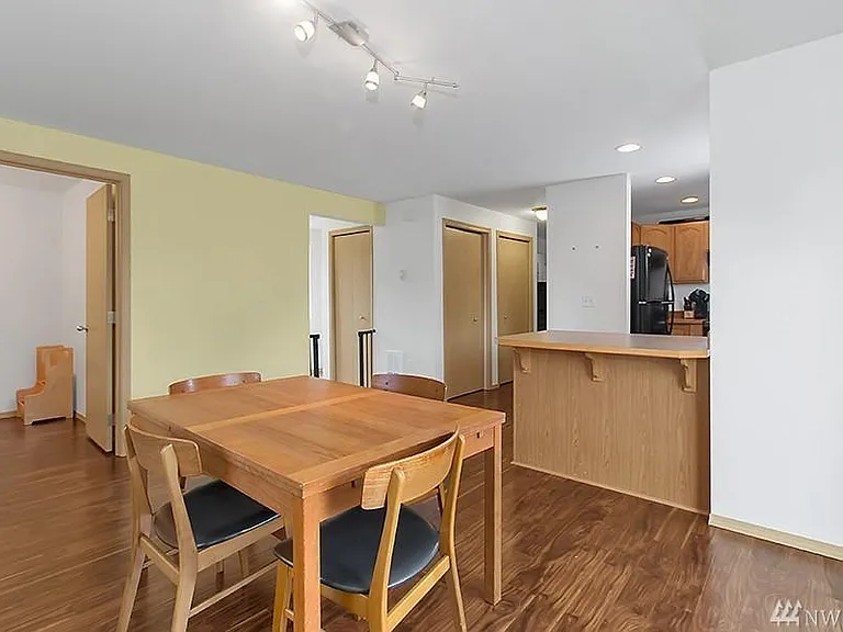 2409 Prospect Ave NE — Photo 9