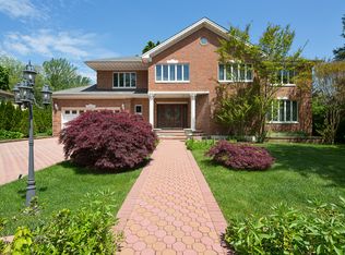 39 Tanners Rd, Great Neck, NY 11020