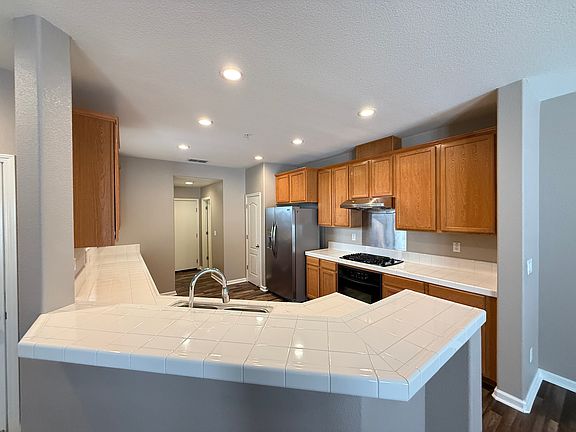 Kitchen w/Island