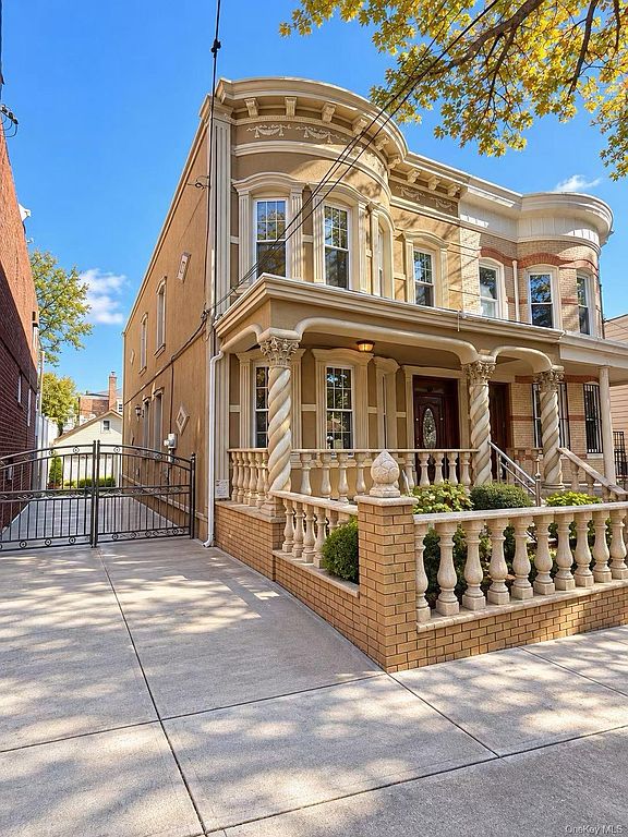 6-bedroom house for sale in Queens