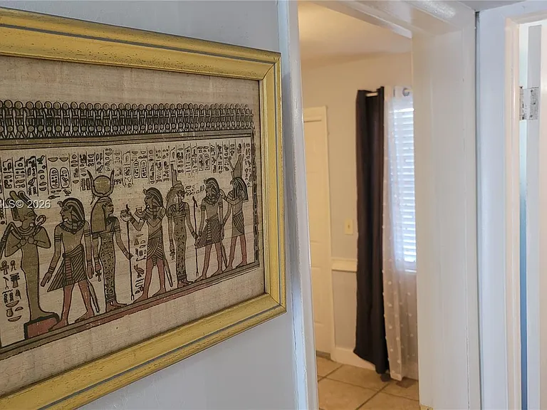 320 NE 11th Ave #1 — Photo 3