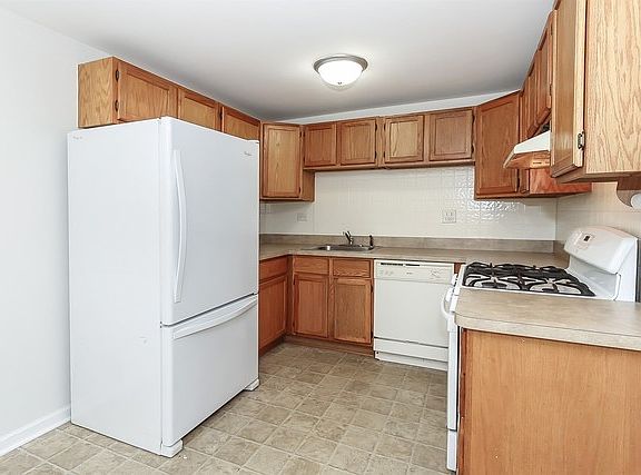 2nd image of 219 Sagamore Ct
