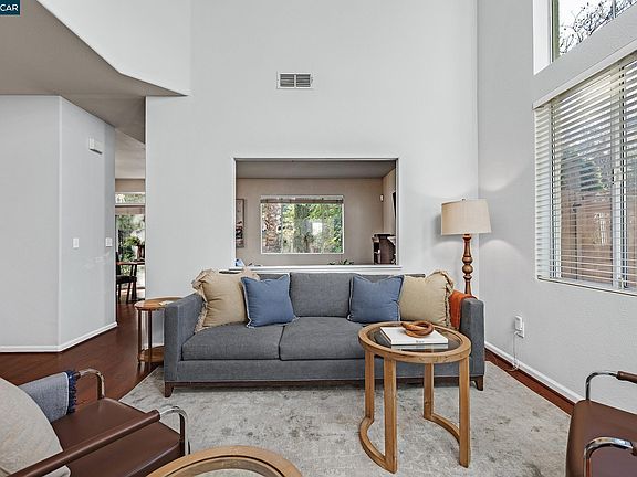 5th image of 15 Creekside Dr