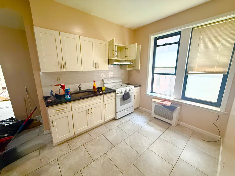 13257 Maple Ave #2R — Photo 5