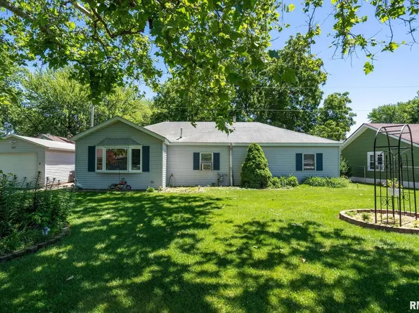 810 6th St, Colona, IL 61241