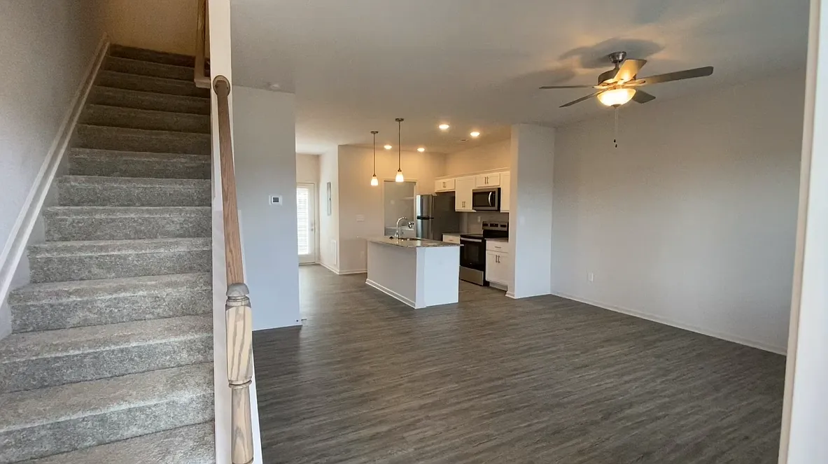 3 bed, 2.5 bath, 100 sqft, $2,000 — Photo 1