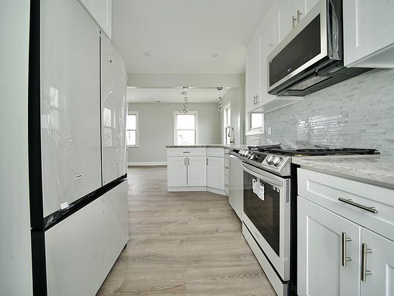 3rd image of 106 Toulon Ave