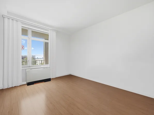 40-28 College Point Boulevard image 23 of 25