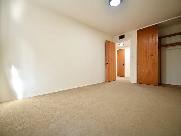 5390 Broadway — Photo 27