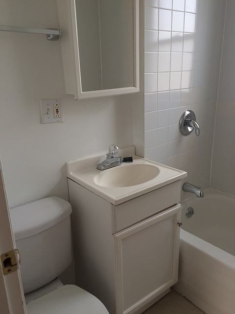 1st image of 1350 1/2 W Argyle St APT 1W